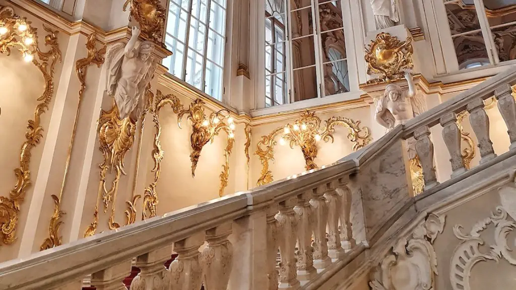 Which describes baroque architecture?